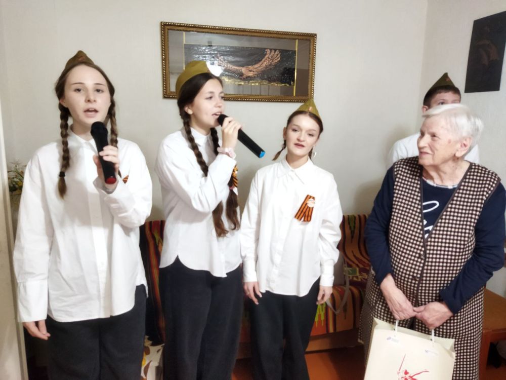 В преддверии 80-летия Великой Победы, представители Молодежного совета и активисты Ровеньковской гимназии имени писателя Н. Трублаини поздравили ветерана Великой Отечественной войны Суркову Ларису Александровну с праздником В преддверии 80-летия Великой Победы, представители Молодежного совета и активисты Ровеньковской гимназии имени писателя Н. Трублаини поздравили ветерана Великой Отечественной войны Суркову Ларису Александровну с праздником