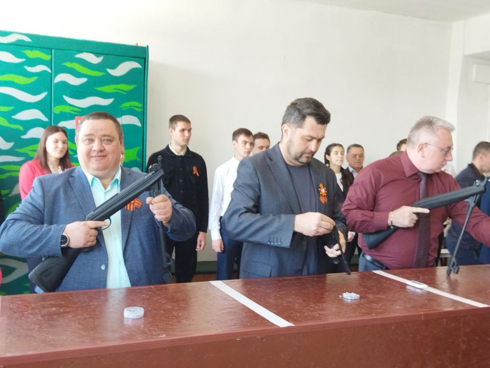 В Ровеньковском технико-экономическом колледже состоялось торжественное открытие тира, в рамках проекта «Студенческий тир СтрелОК», который стал победителем конкурса «Новая республика руками молодежи» В Ровеньковском технико-экономическом колледже состоялось торжественное открытие тира, в рамках проекта «Студенческий тир СтрелОК», который стал победителем конкурса «Новая республика руками молодежи»