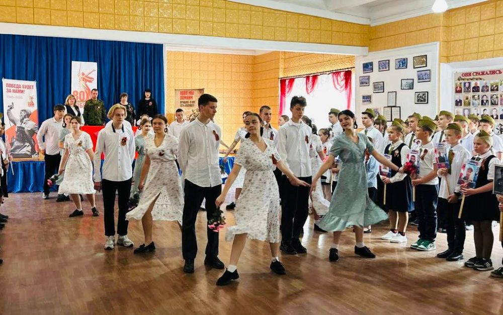 В Ровеньковской школе № 8 была проведена историческая реконструкция первого Парада Победы на Красной площади 1945 года В Ровеньковской школе № 8 была проведена историческая реконструкция первого Парада Победы на Красной площади 1945 года