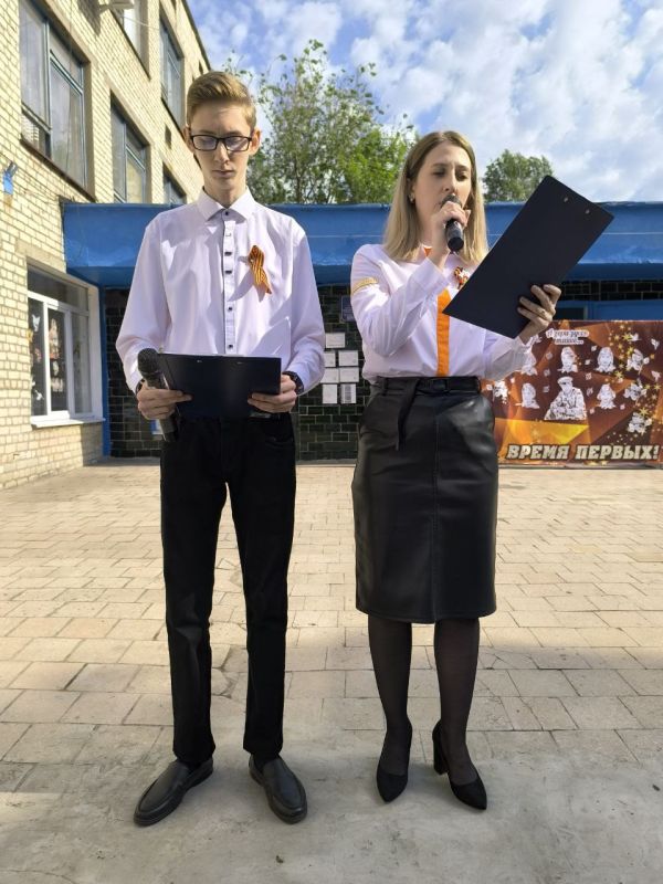 В школе Молодогвардейска провели «Марш Побед» В школе Молодогвардейска провели «Марш Побед»