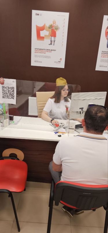 Сотрудники отделения МФЦ г. Первомайска в преддверии великого праздника - 80-ой годовщины Победы в ВОВ над фашистской Германией украсили праздничным атрибутами отделение и рабочие места специалистов Сотрудники отделения МФЦ г. Первомайска в преддверии великого праздника - 80-ой годовщины Победы в ВОВ над фашистской Германией украсили праздничным атрибутами отделение и рабочие места специалистов