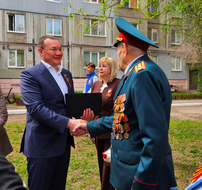 Салют ветеранам!. 7 мая с наступающим Днем Победы поздравили ветеранов Великой Отечественной войны, проживающих в Алчевске Салют ветеранам!. 7 мая с наступающим Днем Победы поздравили ветеранов Великой Отечественной войны, проживающих в Алчевске