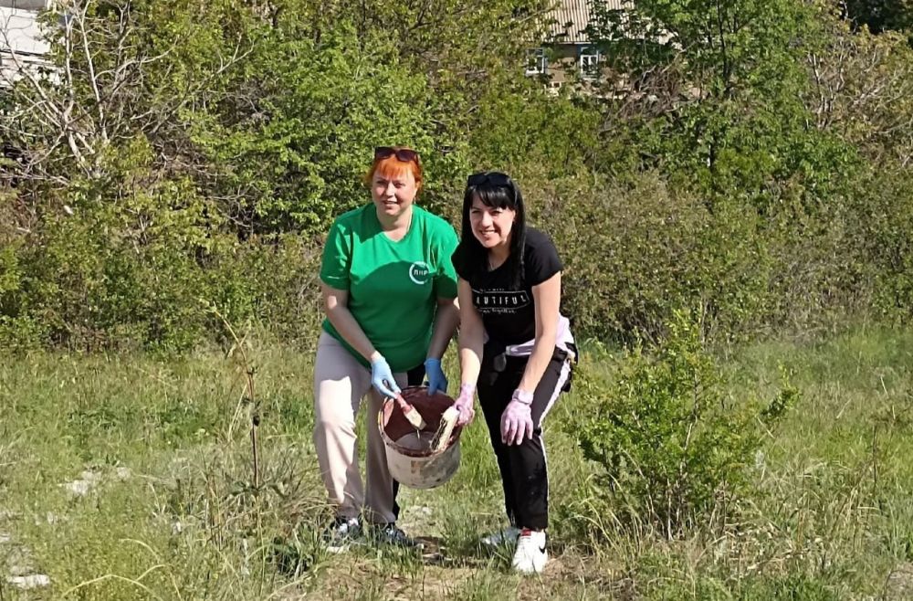 Работники и студенты Лутугинского колледжа благоустроили памятное место Работники и студенты Лутугинского колледжа благоустроили памятное место