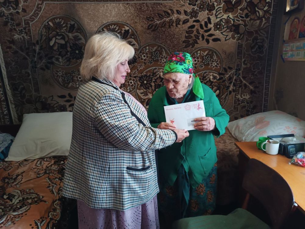 Сотрудники Широковского отдела жизнеобеспечения поздравили участников ВОВ с наступающим Днём Победы и вручили им персональные поздравления от Президента РФ В.В.Путина Сотрудники Широковского отдела жизнеобеспечения поздравили участников ВОВ с наступающим Днём Победы и вручили им персональные поздравления от Президента РФ В.В.Путина