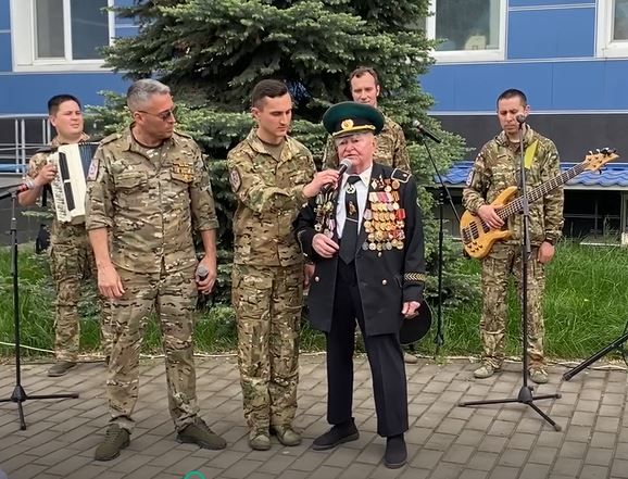 6 мая в нашей больнице, ГБУЗ "ЛГМБ №7" ЛНР, состоялся концерт артистов фронтовой творческой бригады с позывным "Рубиновая звезда" ансамбля песни и пляски Южного военного округа, приуроченный ко Дню Победы 6 мая в нашей больнице, ГБУЗ "ЛГМБ №7" ЛНР, состоялся концерт артистов фронтовой творческой бригады с позывным "Рубиновая звезда" ансамбля песни и пляски Южного военного округа, приуроченный ко Дню Победы