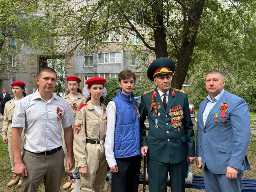 В Алчевске единороссы провели парад у дома ветерана Василия Тимченко В Алчевске единороссы провели парад у дома ветерана Василия Тимченко