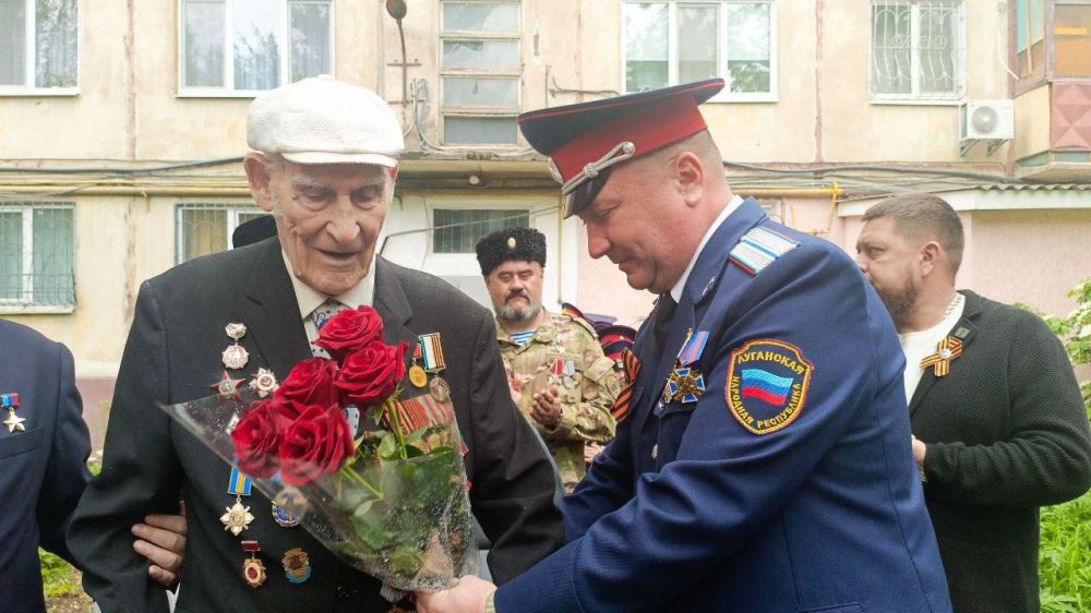 Около 250 воспитанников Республиканского казачьего кадетского корпуса имени маршала авиации Александра Ефимова в сопровождении военного оркестра прошли торжественным маршем около дома ветерана Великой Отечественной войны... Около 250 воспитанников Республиканского казачьего кадетского корпуса имени маршала авиации Александра Ефимова в сопровождении военного оркестра прошли торжественным маршем около дома ветерана Великой Отечественной войны...