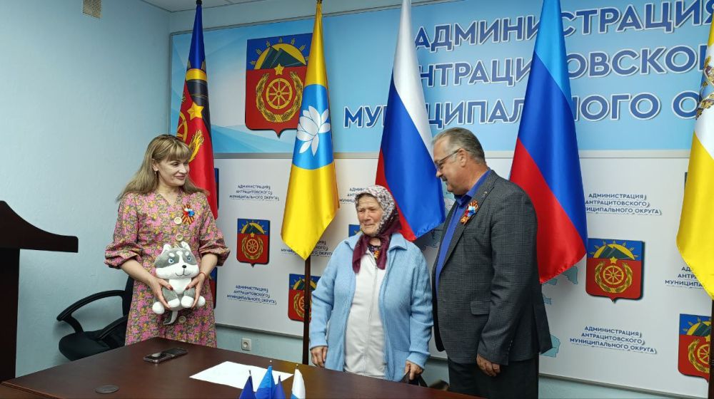 В преддверии празднования 80-й годовщины Победы в Великой Отечественной войне Глава Антрацитовского муниципального округа Сергей Саенко совместно со своим заместителем Натальей Шаталовой встретились с семьями опекунов, члены... В преддверии празднования 80-й годовщины Победы в Великой Отечественной войне Глава Антрацитовского муниципального округа Сергей Саенко совместно со своим заместителем Натальей Шаталовой встретились с семьями опекунов, члены...