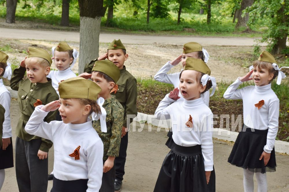 В Краснолучском городском округе состоялся фестиваль строя и песни «Аты-баты, шли солдаты» для дошкольников В Краснолучском городском округе состоялся фестиваль строя и песни «Аты-баты, шли солдаты» для дошкольников
