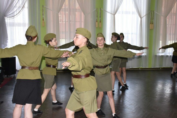 80 пар в танце – 80 лет Великой Победы: В Брянке станцевали «Вальс Победы» 80 пар в танце – 80 лет Великой Победы: В Брянке станцевали «Вальс Победы»