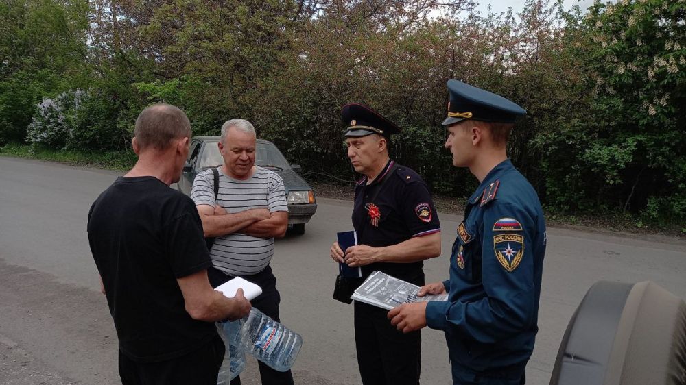 Инспекторы ГПН совместно с сотрудником полиции проводят рейды по выявлению нарушителей требований пожарной безопасности в период действия особого противопожарного режима Инспекторы ГПН совместно с сотрудником полиции проводят рейды по выявлению нарушителей требований пожарной безопасности в период действия особого противопожарного режима