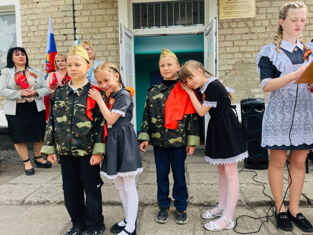 Сегодня в Кленовской школе им. Гвардии капитана Д.М. Мирошникова прошел митинг и праздничный концерт «9 День мая» Сегодня в Кленовской школе им. Гвардии капитана Д.М. Мирошникова прошел митинг и праздничный концерт «9 День мая»