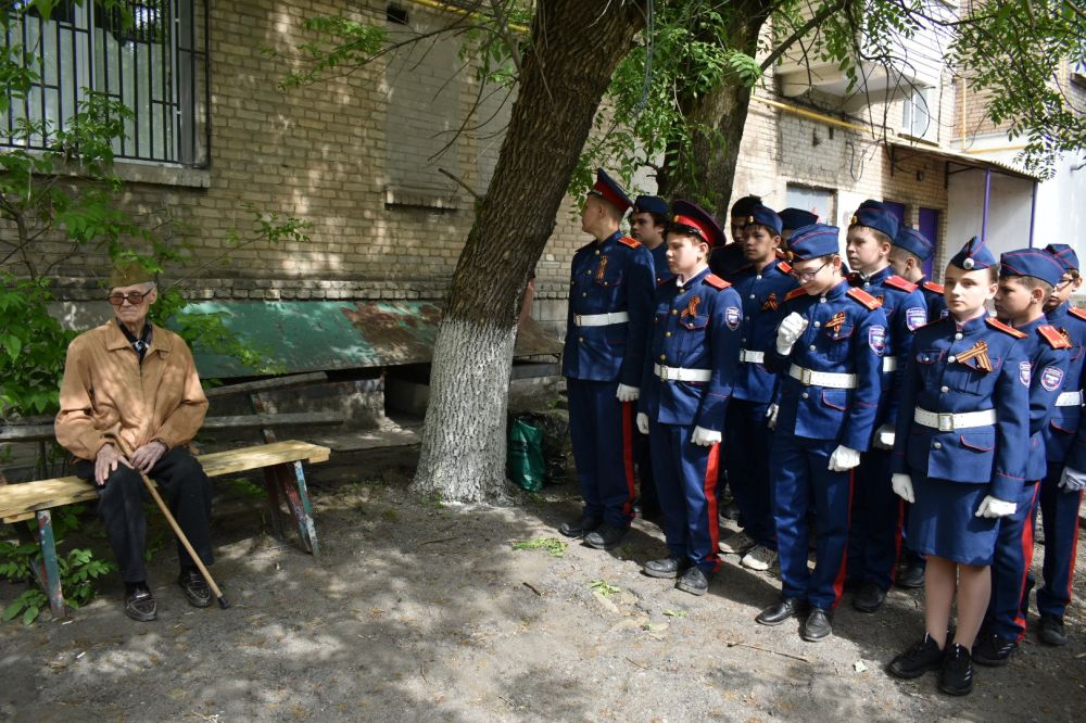 Стахановские единороссы поздравили участника ВОв с наступающим Днем Победы Стахановские единороссы поздравили участника ВОв с наступающим Днем Победы