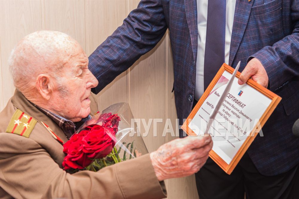 Глава Станично-Луганского муниципального округа Альберт Зинченко вручил ветерану Великой Отечественной войны, участнику Сталинградской битвы Василию Чередниченко подарочный сертификат от благотворительного фонда «Мы вместе»... Глава Станично-Луганского муниципального округа Альберт Зинченко вручил ветерану Великой Отечественной войны, участнику Сталинградской битвы Василию Чередниченко подарочный сертификат от благотворительного фонда «Мы вместе»...