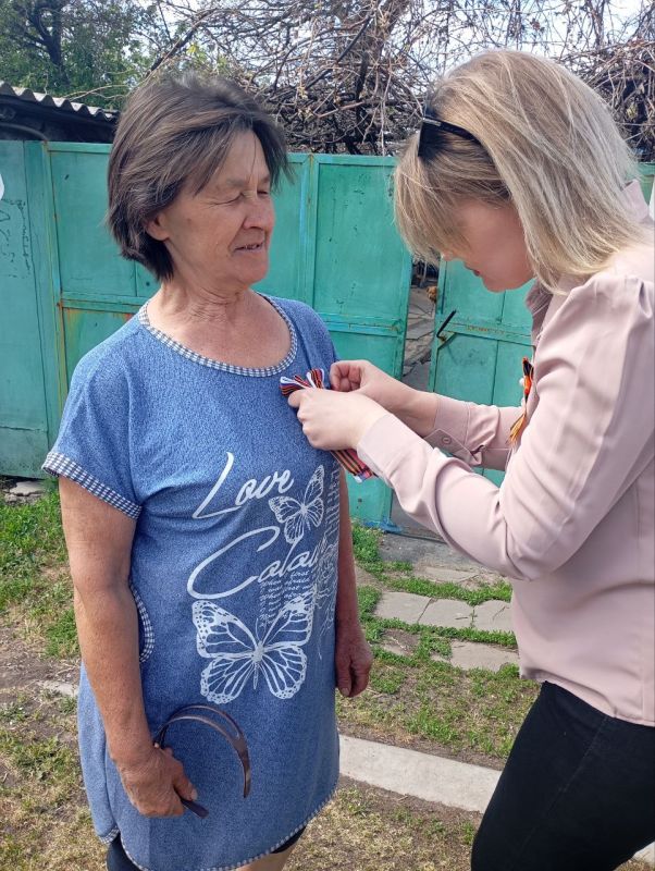 Акция #Георгиевскаялента. В преддверии 80 -й годовщины со Дня Победы в Великой Отечественной войне в Ульяновском сельском клубе - филиал МБУ "Центр культуры и досуга г. Ровеньки" прошла патриотическая акция "Георгиевская... Акция #Георгиевскаялента. В преддверии 80 -й годовщины со Дня Победы в Великой Отечественной войне в Ульяновском сельском клубе - филиал МБУ "Центр культуры и досуга г. Ровеньки" прошла патриотическая акция "Георгиевская...