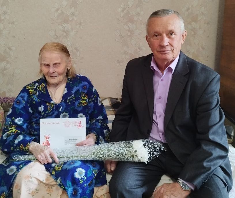 Начальник отдела по жизнеобеспечению пгт Краснодон, пгт Семейкино, пгт Энгельсово вместе с сотрудниками провел торжественную миссию – на подведомственной территории они вручили именные письма Победы, а также выразили... Начальник отдела по жизнеобеспечению пгт Краснодон, пгт Семейкино, пгт Энгельсово вместе с сотрудниками провел торжественную миссию – на подведомственной территории они вручили именные письма Победы, а также выразили...