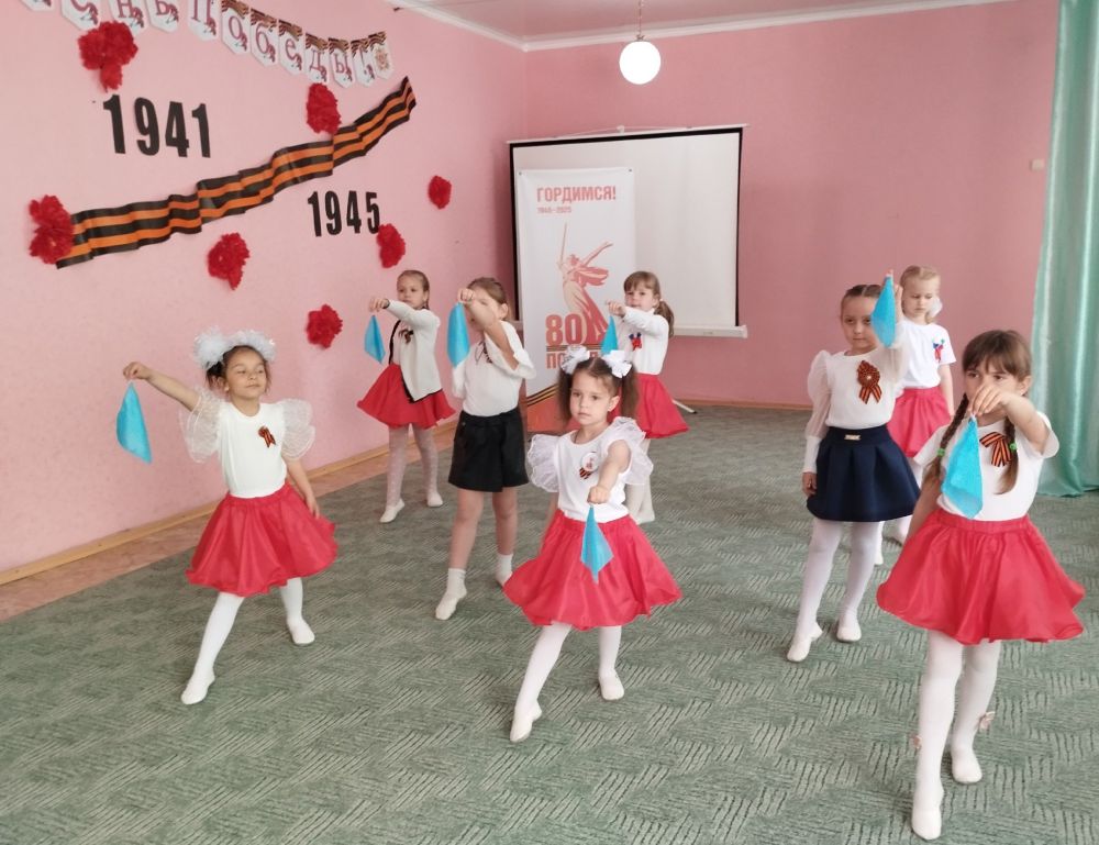 В Ровеньковских детских садах состоялись праздничные мероприятия, посвященные 80-летию Великой Победы В Ровеньковских детских садах состоялись праздничные мероприятия, посвященные 80-летию Великой Победы