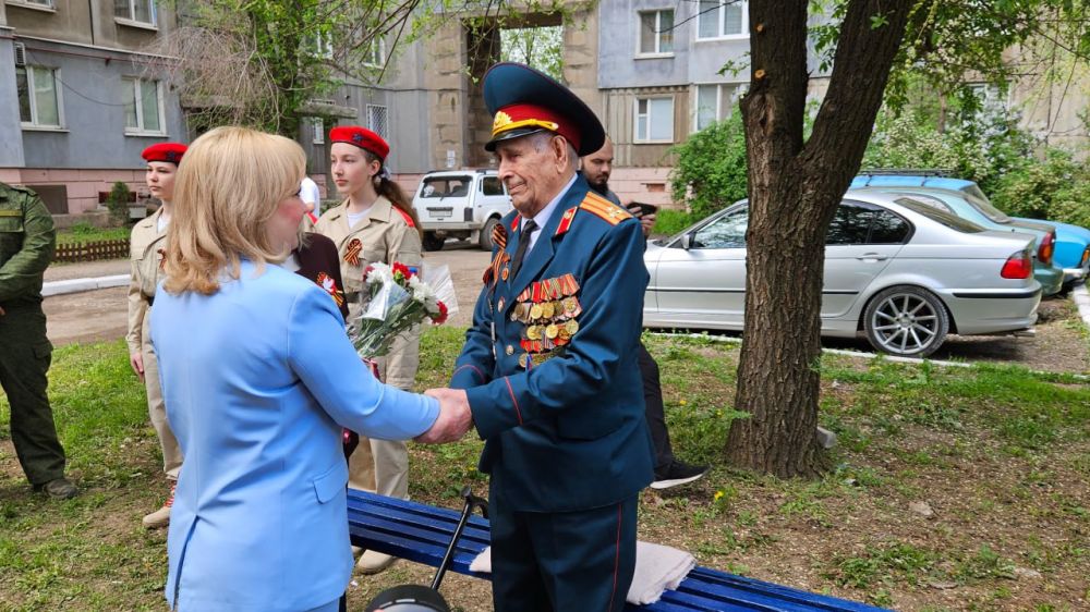 Салют ветеранам!. 7 мая с наступающим Днем Победы поздравили ветеранов Великой Отечественной войны, проживающих в Алчевске Салют ветеранам!. 7 мая с наступающим Днем Победы поздравили ветеранов Великой Отечественной войны, проживающих в Алчевске