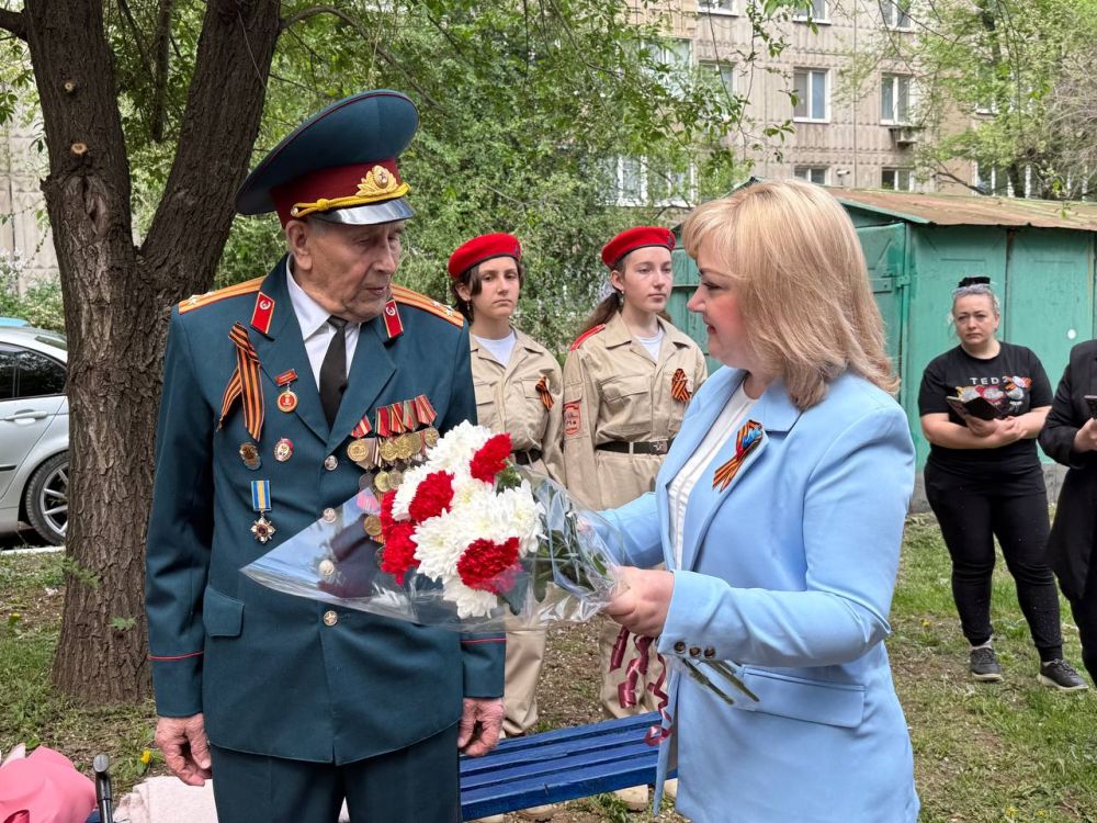 В Алчевске единороссы провели парад у дома ветерана Василия Тимченко В Алчевске единороссы провели парад у дома ветерана Василия Тимченко