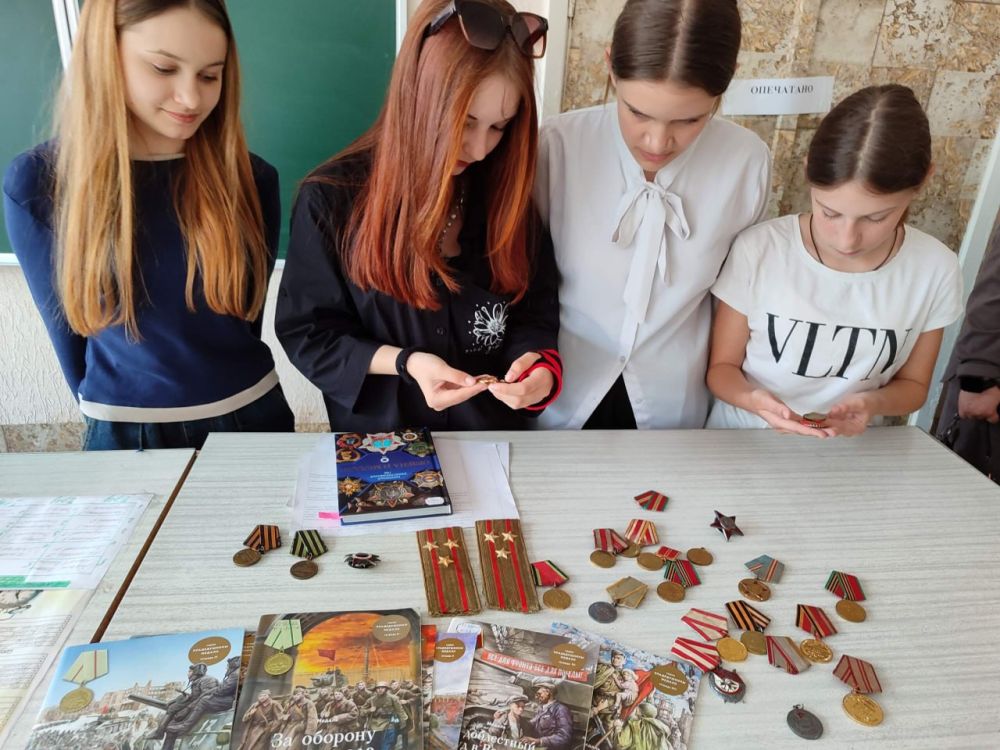 В Краснодоне состоялся исторический экскурс «Прадедушкины медали» В Краснодоне состоялся исторический экскурс «Прадедушкины медали»
