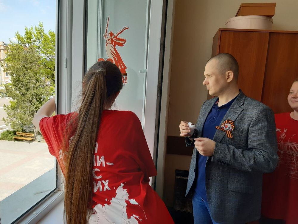 Совместно с временно исполняющим полномочия Главы городского округа города Северодонецка Павлом Дреевым и активистами Движения Первых приняла участие во Всероссийской акции "Окна Победы" Совместно с временно исполняющим полномочия Главы городского округа города Северодонецка Павлом Дреевым и активистами Движения Первых приняла участие во Всероссийской акции "Окна Победы"