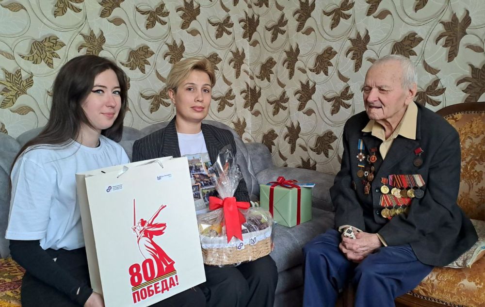 Алчевская молодежь поздравила ветеранов с наступающим Днем Победы Алчевская молодежь поздравила ветеранов с наступающим Днем Победы