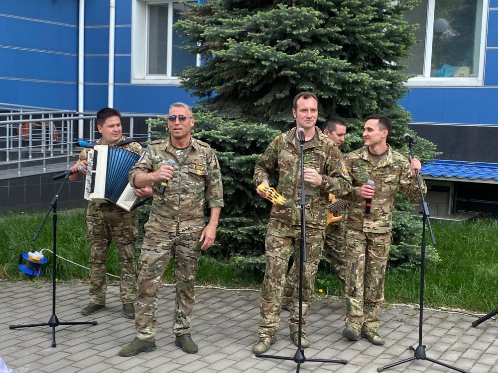 6 мая в нашей больнице, ГБУЗ "ЛГМБ №7" ЛНР, состоялся концерт артистов фронтовой творческой бригады с позывным "Рубиновая звезда" ансамбля песни и пляски Южного военного округа, приуроченный ко Дню Победы 6 мая в нашей больнице, ГБУЗ "ЛГМБ №7" ЛНР, состоялся концерт артистов фронтовой творческой бригады с позывным "Рубиновая звезда" ансамбля песни и пляски Южного военного округа, приуроченный ко Дню Победы