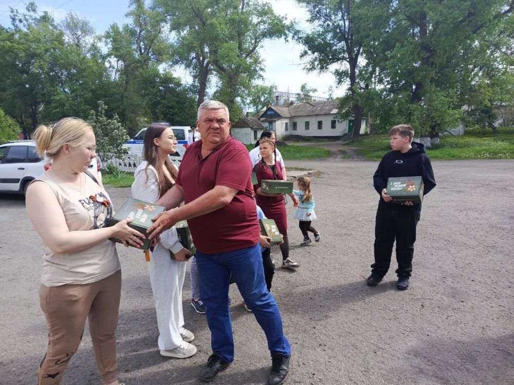 В преддверии празднования 80-летия Великой Победы начальник отдела жизнеобеспечения пгт Новодарьевка Дрозд Александр Михайлович, совместно с военнослужащими Вооруженных Сил Российской Федерации, вручили подарки детям... В преддверии празднования 80-летия Великой Победы начальник отдела жизнеобеспечения пгт Новодарьевка Дрозд Александр Михайлович, совместно с военнослужащими Вооруженных Сил Российской Федерации, вручили подарки детям...