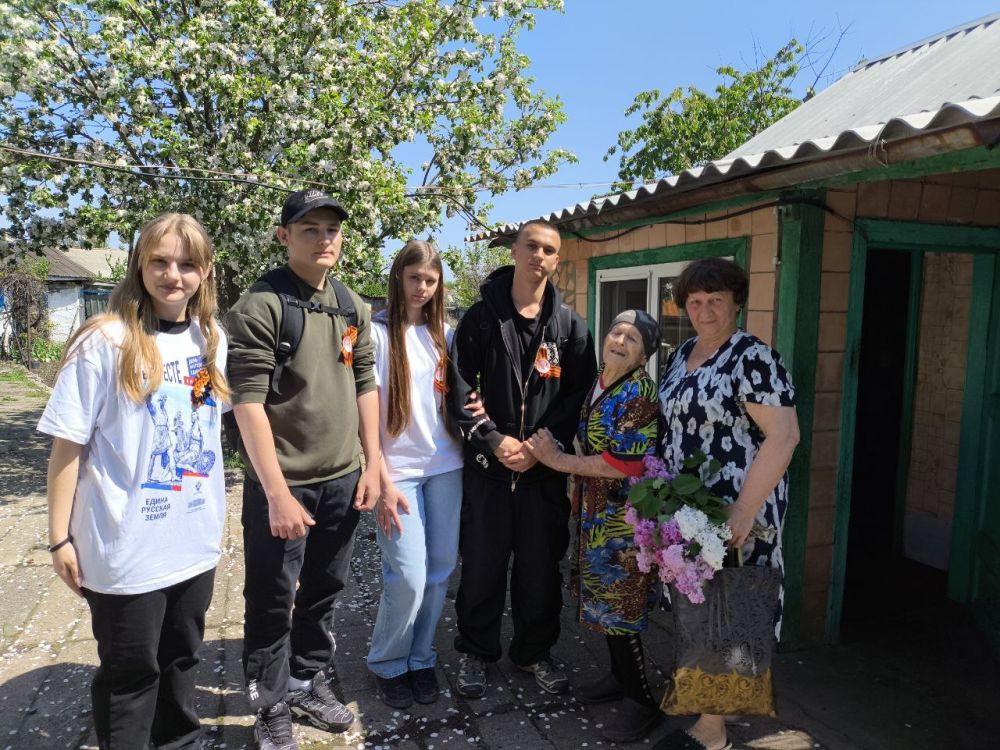 Сегодня в преддверии 80-летия Победы в Великой Отечественной войне активисты Движения Первых Новодарьевской школы им. В. Д. Луганского почтили добрую традицию и посетили ветеранов, чтобы лично поздравить их с праздником... Сегодня в преддверии 80-летия Победы в Великой Отечественной войне активисты Движения Первых Новодарьевской школы им. В. Д. Луганского почтили добрую традицию и посетили ветеранов, чтобы лично поздравить их с праздником...
