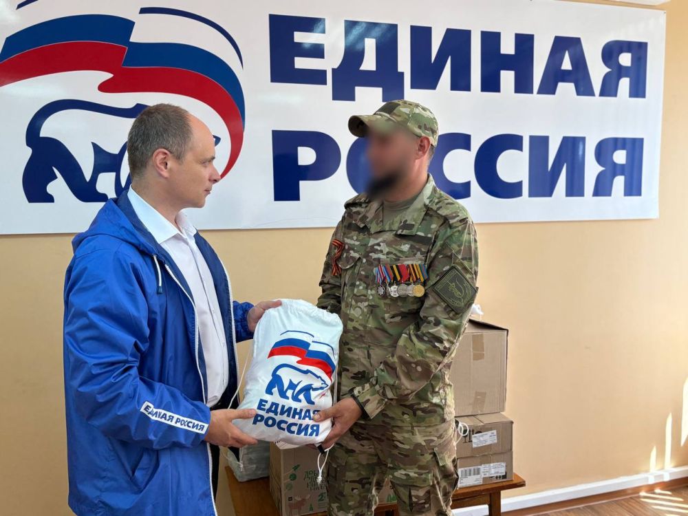 Секретарь Краснолучского местного отделения партии «Единая Россия» Сергей Соловьев совместно с активистами местного отделения передал помощь военнослужащим, выполняющим боевые задачи Секретарь Краснолучского местного отделения партии «Единая Россия» Сергей Соловьев совместно с активистами местного отделения передал помощь военнослужащим, выполняющим боевые задачи