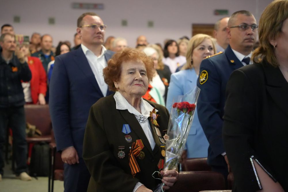 Городское торжественное собрание к 80-летию Великой Победы прошло в Алчевске Городское торжественное собрание к 80-летию Великой Победы прошло в Алчевске