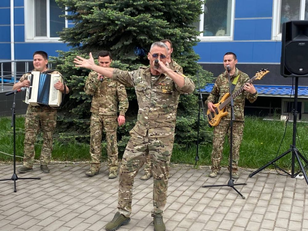 6 мая в нашей больнице, ГБУЗ "ЛГМБ №7" ЛНР, состоялся концерт артистов фронтовой творческой бригады с позывным "Рубиновая звезда" ансамбля песни и пляски Южного военного округа, приуроченный ко Дню Победы 6 мая в нашей больнице, ГБУЗ "ЛГМБ №7" ЛНР, состоялся концерт артистов фронтовой творческой бригады с позывным "Рубиновая звезда" ансамбля песни и пляски Южного военного округа, приуроченный ко Дню Победы