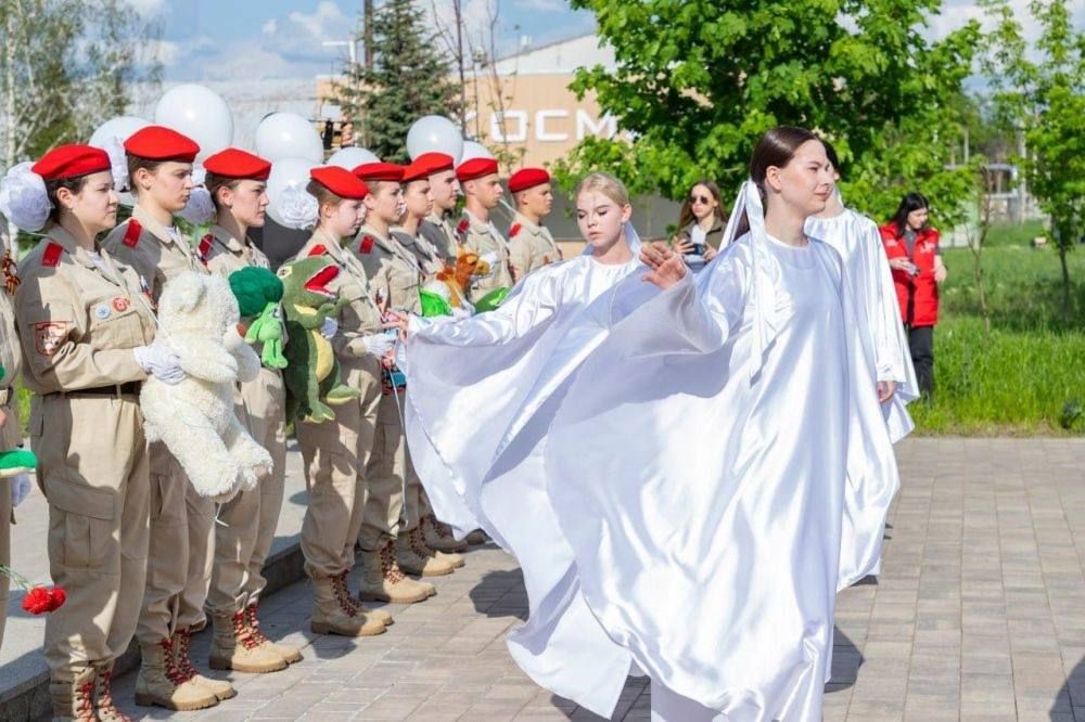 Инна Швенк: Почтили память о погибших детях Луганской Народной Республики Инна Швенк: Почтили память о погибших детях Луганской Народной Республики