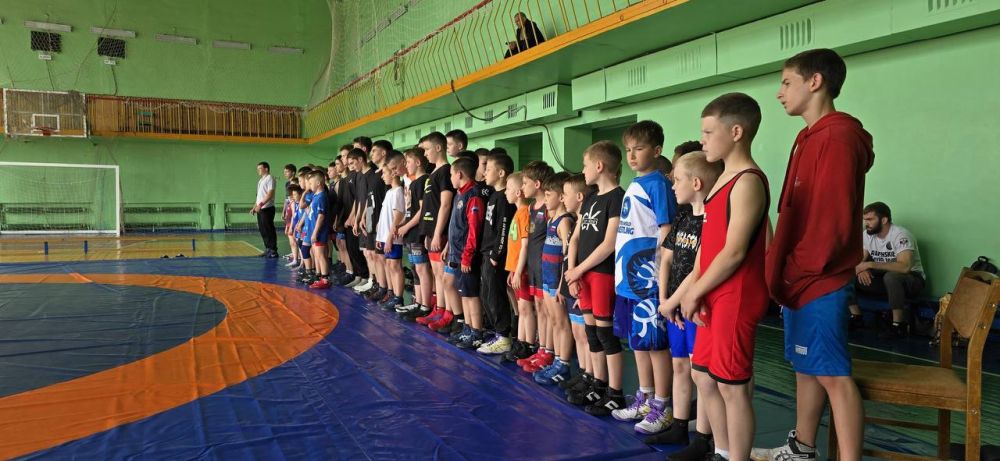 Сегодня в рамках проекта «Детский Спорт» партии «Единая Россия» состоялась матчевая встреча команд по вольной борьбе Краснолучской детско-юношеской спортивной школы №1, посвященная Победе в Великой Отечественной войне Сегодня в рамках проекта «Детский Спорт» партии «Единая Россия» состоялась матчевая встреча команд по вольной борьбе Краснолучской детско-юношеской спортивной школы №1, посвященная Победе в Великой Отечественной войне