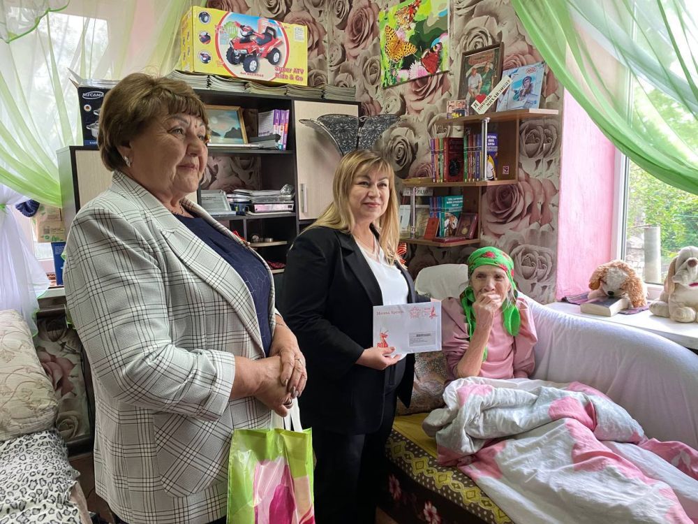 В преддверии празднования 80-летия Великой Победы продолжается важная и трогательная миссия — вручение поздравительных писем от Президента Российской Федерации Владимира Путина В преддверии празднования 80-летия Великой Победы продолжается важная и трогательная миссия — вручение поздравительных писем от Президента Российской Федерации Владимира Путина