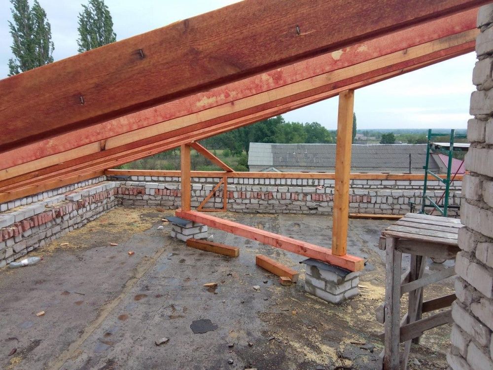 Воронежские строители продолжают реконструкцию кровли Песковской средней школы (ЛНР) Воронежские строители продолжают реконструкцию кровли Песковской средней школы (ЛНР)