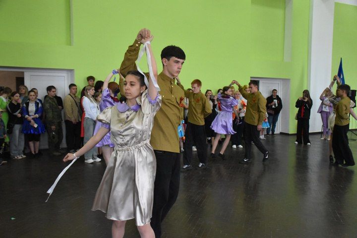 80 пар в танце – 80 лет Великой Победы: В Брянке станцевали «Вальс Победы» 80 пар в танце – 80 лет Великой Победы: В Брянке станцевали «Вальс Победы»