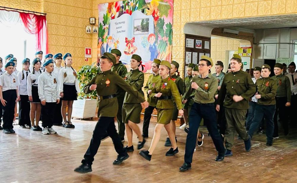 В Ровеньковской школе № 8 была проведена историческая реконструкция первого Парада Победы на Красной площади 1945 года В Ровеньковской школе № 8 была проведена историческая реконструкция первого Парада Победы на Красной площади 1945 года