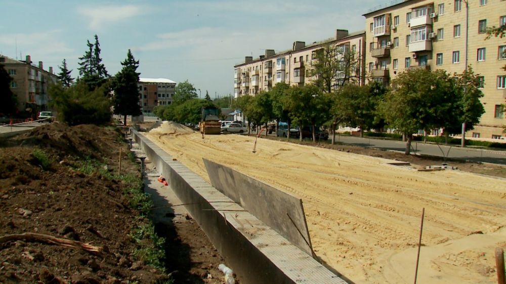 В Краснодоне продолжается благоустройство «Аллеи Дружбы» В Краснодоне продолжается благоустройство «Аллеи Дружбы»