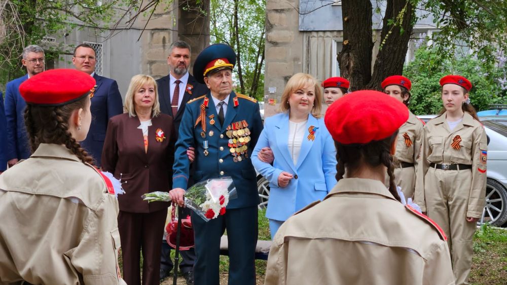 Салют ветеранам!. 7 мая с наступающим Днем Победы поздравили ветеранов Великой Отечественной войны, проживающих в Алчевске Салют ветеранам!. 7 мая с наступающим Днем Победы поздравили ветеранов Великой Отечественной войны, проживающих в Алчевске