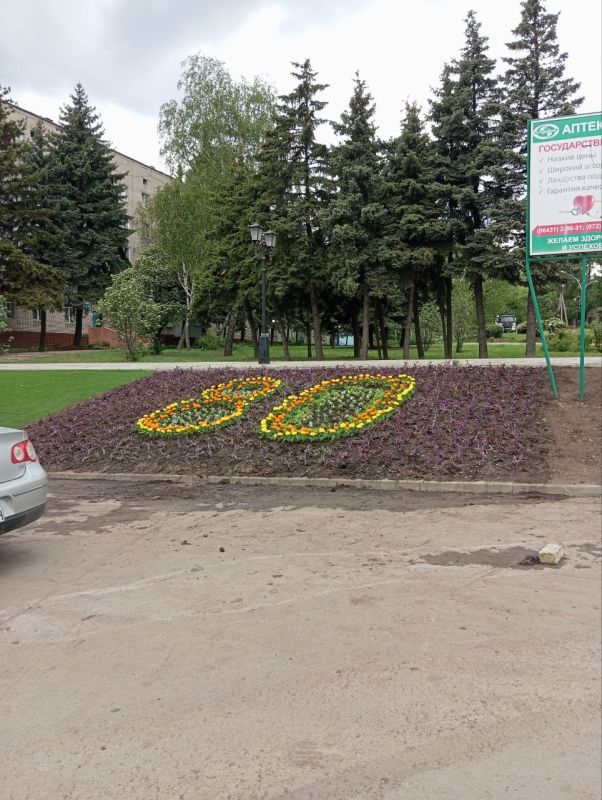 Работники МУП "Антрацитовское зеленое хозяйство" продолжают преображать наш любимый город, вкладывая в благоустройство все свои силы, умения и заботу Работники МУП "Антрацитовское зеленое хозяйство" продолжают преображать наш любимый город, вкладывая в благоустройство все свои силы, умения и заботу