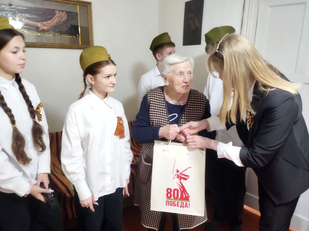 В преддверии 80-летия Великой Победы, представители Молодежного совета и активисты Ровеньковской гимназии имени писателя Н. Трублаини поздравили ветерана Великой Отечественной войны Суркову Ларису Александровну с праздником В преддверии 80-летия Великой Победы, представители Молодежного совета и активисты Ровеньковской гимназии имени писателя Н. Трублаини поздравили ветерана Великой Отечественной войны Суркову Ларису Александровну с праздником