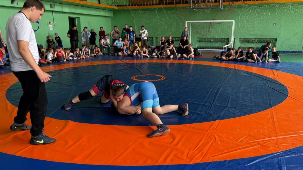 Сегодня в рамках проекта «Детский Спорт» партии «Единая Россия» состоялась матчевая встреча команд по вольной борьбе Краснолучской детско-юношеской спортивной школы №1, посвященная Победе в Великой Отечественной войне Сегодня в рамках проекта «Детский Спорт» партии «Единая Россия» состоялась матчевая встреча команд по вольной борьбе Краснолучской детско-юношеской спортивной школы №1, посвященная Победе в Великой Отечественной войне
