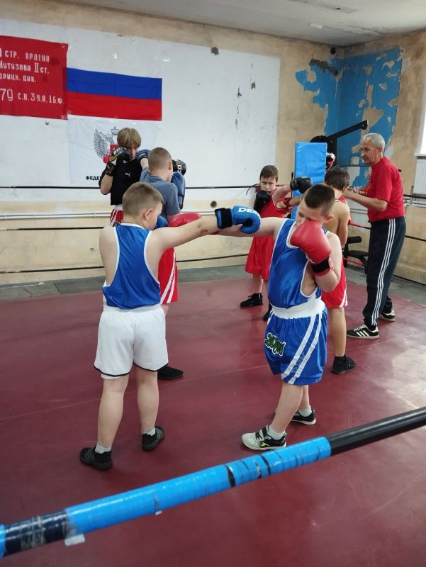 В рамках спортивного марафона «Сила России» Рубежанские единороссы организовали тренировочные спарринги по боксу в преддверии 80-тилетия Великой Победы В рамках спортивного марафона «Сила России» Рубежанские единороссы организовали тренировочные спарринги по боксу в преддверии 80-тилетия Великой Победы