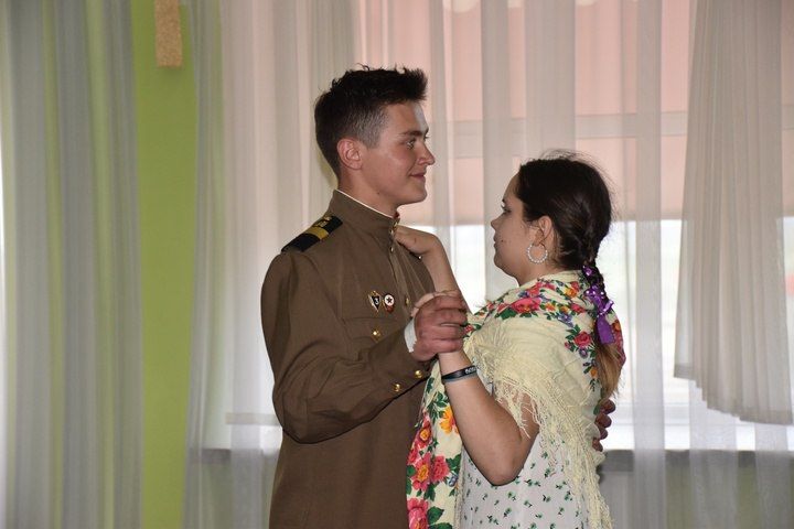 80 пар в танце – 80 лет Великой Победы: В Брянке станцевали «Вальс Победы» 80 пар в танце – 80 лет Великой Победы: В Брянке станцевали «Вальс Победы»