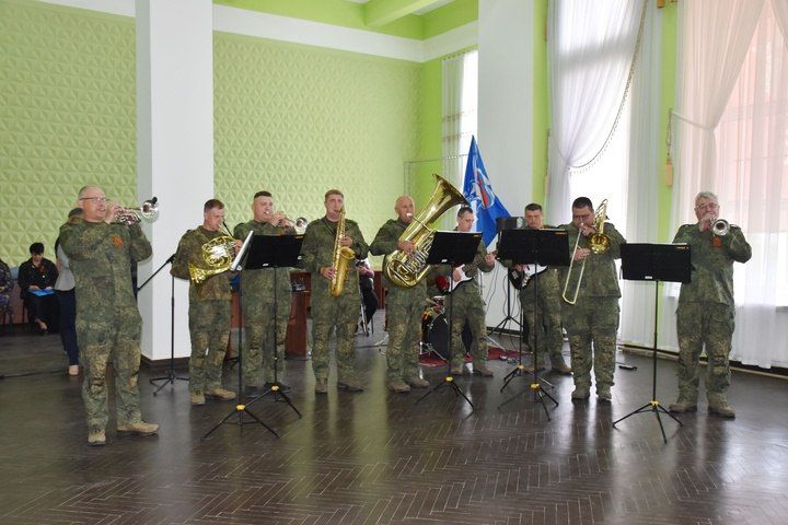 80 пар в танце – 80 лет Великой Победы: В Брянке станцевали «Вальс Победы» 80 пар в танце – 80 лет Великой Победы: В Брянке станцевали «Вальс Победы»