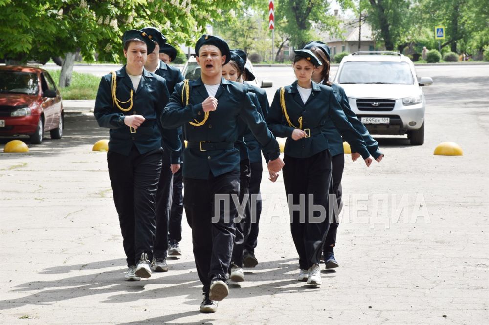 В Краснолучском городском округе состоялся фестиваль строя и песни «Аты-баты, шли солдаты» для дошкольников В Краснолучском городском округе состоялся фестиваль строя и песни «Аты-баты, шли солдаты» для дошкольников