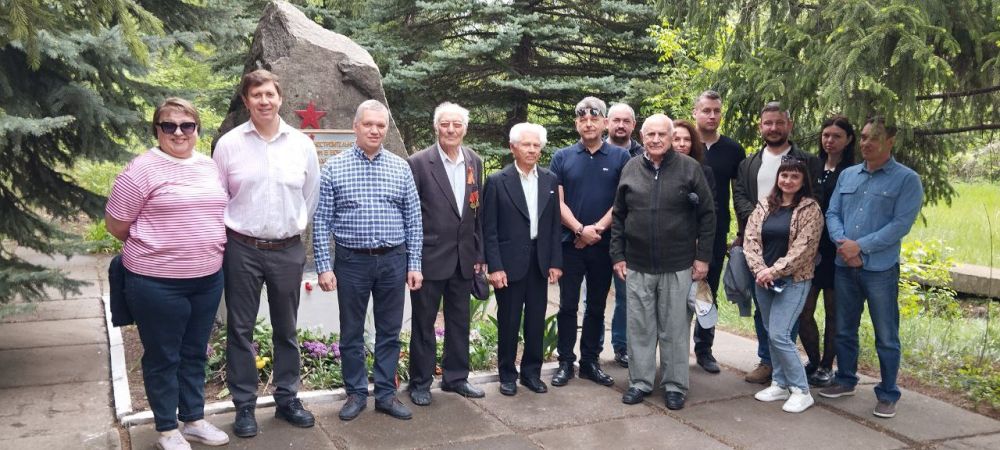 Трудовые коллективы Стаханова, Ирмино и Алмазной почтили память земляков, павших в годы Великой Отечественной войны Трудовые коллективы Стаханова, Ирмино и Алмазной почтили память земляков, павших в годы Великой Отечественной войны