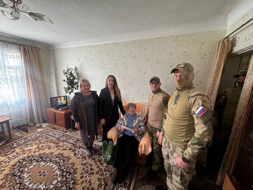 В преддверии Великого праздника 80-летия Победы в Великой Отечественной войне, сотрудники отдела жизнеобеспечения пгт Кленовый совместно с военнослужащими Росгвардии вручили письма - поздравления от Президента Российской... В преддверии Великого праздника 80-летия Победы в Великой Отечественной войне, сотрудники отдела жизнеобеспечения пгт Кленовый совместно с военнослужащими Росгвардии вручили письма - поздравления от Президента Российской...