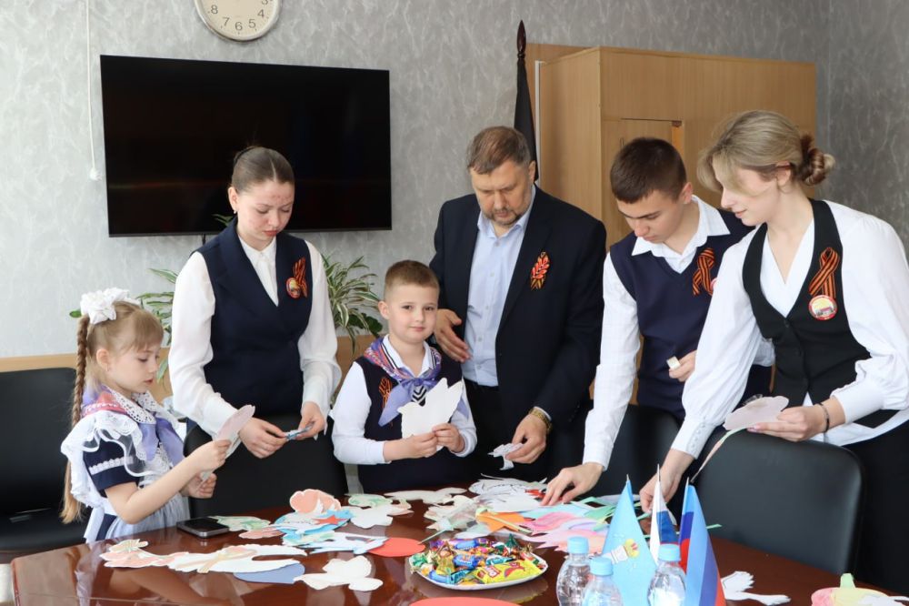 Евгений Бондарь: Связь поколений нерушима!. В преддверии знаменательной даты, 80-летия Победы в Великой Отечественной войне, наш округ присоединился к Всероссийской акции «Окна Победы» Евгений Бондарь: Связь поколений нерушима!. В преддверии знаменательной даты, 80-летия Победы в Великой Отечественной войне, наш округ присоединился к Всероссийской акции «Окна Победы»